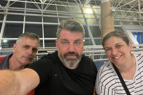 Ko iz “skoraj humanitarca” postaneš “skoraj vojni dopisnik”. Dobroti dajemo glas – Južni Sudan 2025 Nepričakovano zadnji, šesti dan